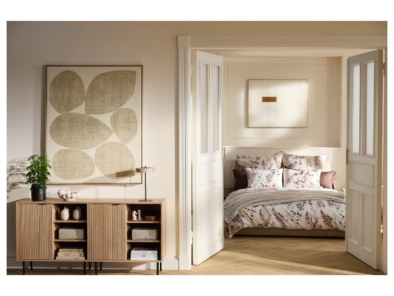 Taies d'oreiller en satin de microfibre LIVARNO home dans une chambre élégante.