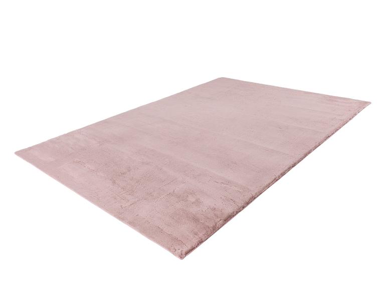 Tapis rectangulaire rose pâle avec une texture douce et moelleuse.