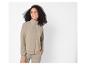 Une femme portant un survêtement beige.