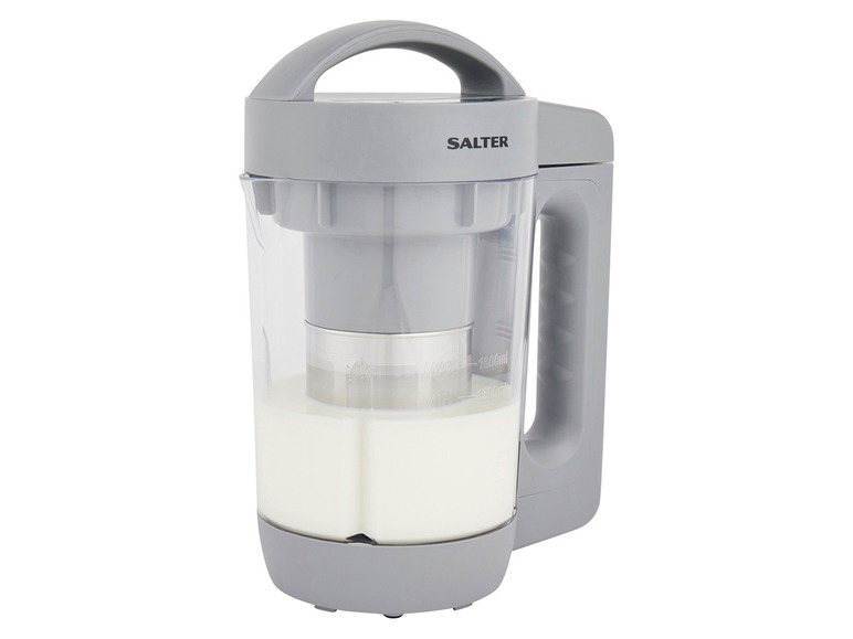 Un chauffe-lait Salter gris avec un pichet rempli de lait végétal.