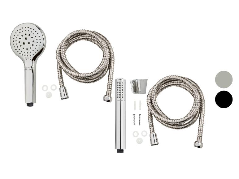 Deux ensembles de douche chromés avec pommes de douche, tuyaux et accessoires de montage.