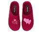 Paire de chaussons rouges avec des motifs de cœur, l'un avec le texte « HEART », l'autre avec deux cœurs.
