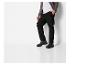 Pantalon cargo noir et chaussures noires pour homme.