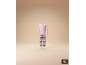 Pyjama rose avec un haut à manches longues et un pantalon à carreaux.