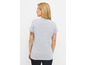 Femme portant un t-shirt gris.