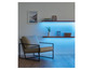 Une chaise dans une pièce avec une étagère et un éclairage LED bleu.