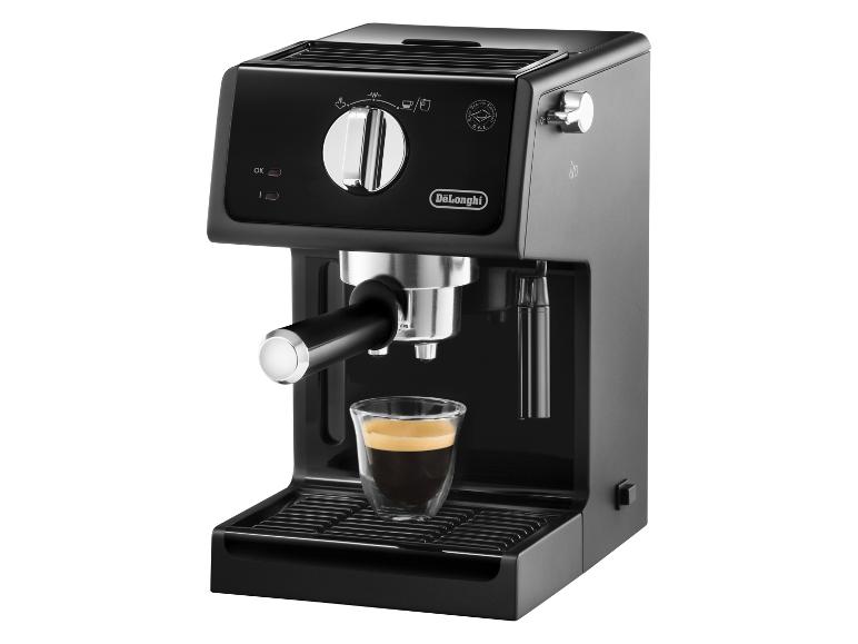 Machine à expresso noire DeLonghi avec une tasse à café en verre.