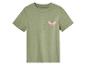 Un t-shirt vert à manches courtes avec un imprimé papillon.
