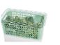 Boîte de rangement en plastique verte avec une grille à l'intérieur remplie de salade.