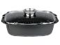 Une cocotte noire avec un couvercle en verre
