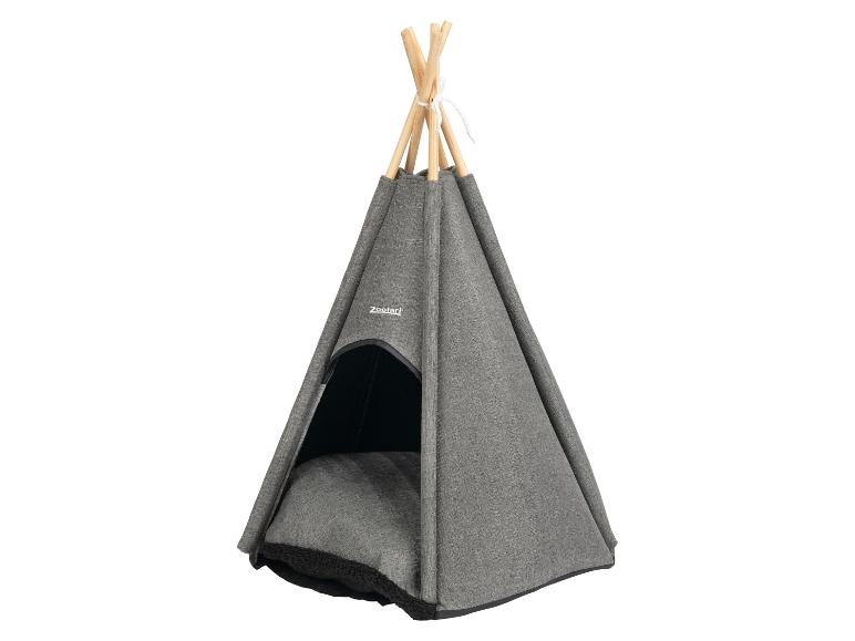 Tipi gris pour animaux de compagnie avec poteaux en bois et coussin moelleux à l'intérieur.