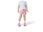 Fille en t-shirt blanc et short rose à motifs.