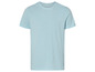 Un t-shirt bleu clair à manches courtes.