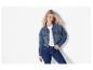 Une femme portant une veste en jean et un jean.