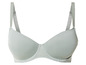 Un soutien-gorge vert clair avec des bonnets lisses et des bretelles larges.