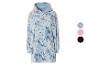 Un sweat à capuche bleu avec un motif tie-dye