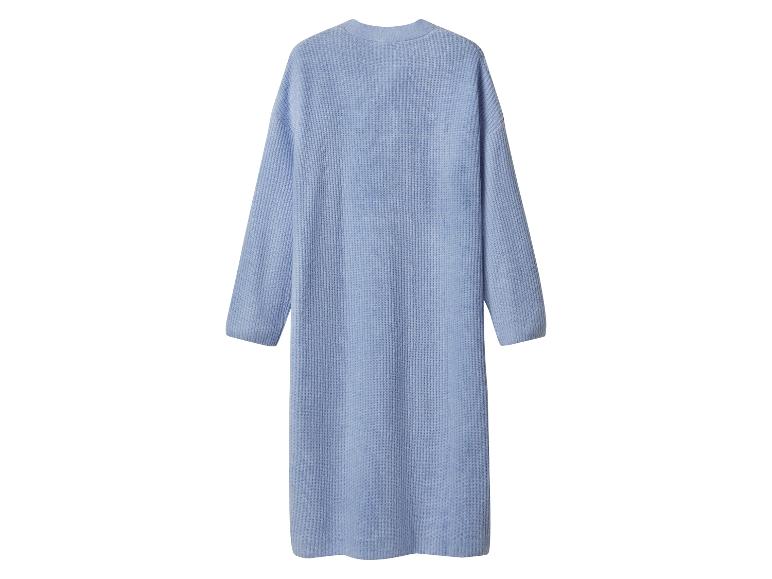 Long cardigan tricoté bleu clair avec texture côtelée, vue de dos.