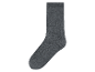 Une chaussette grise sur fond blanc.
