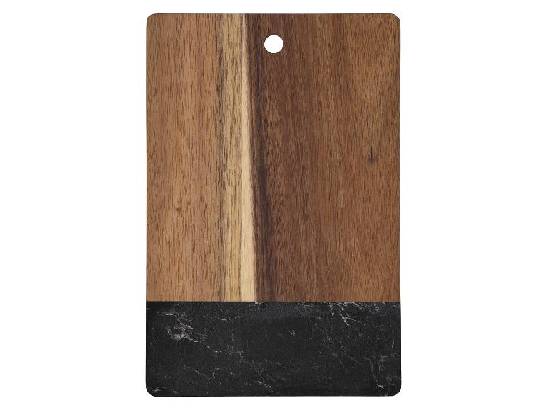 Planche à découper en bois avec fond en marbre.