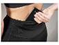 Un pantalon noir avec un smartphone dans la poche
