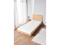 Un cadre de lit en bois avec un matelas blanc et un tapis.