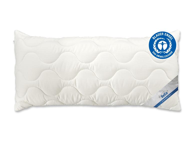 Oreiller blanc matelassé avec le logo écologique Blauer Engel et l'étiquette BeCo.