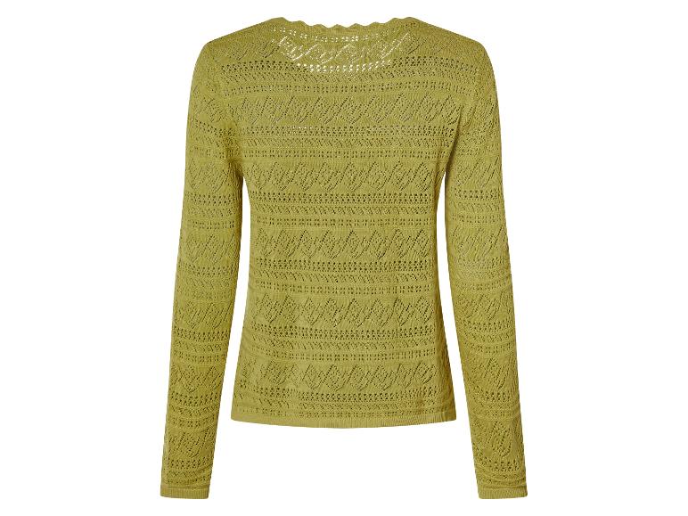 Pull jaune en tricot ajouré.