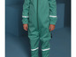 Une combinaison pour enfant verte avec des bandes réfléchissantes de la marque 3M.