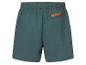 Short vert avec une poche zippée orange.