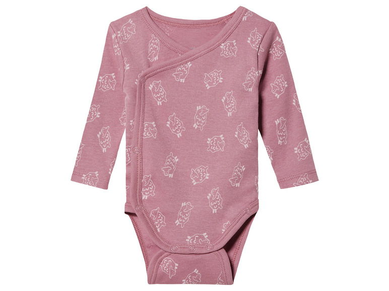 Un body bébé à manches longues rose avec un motif de moutons.