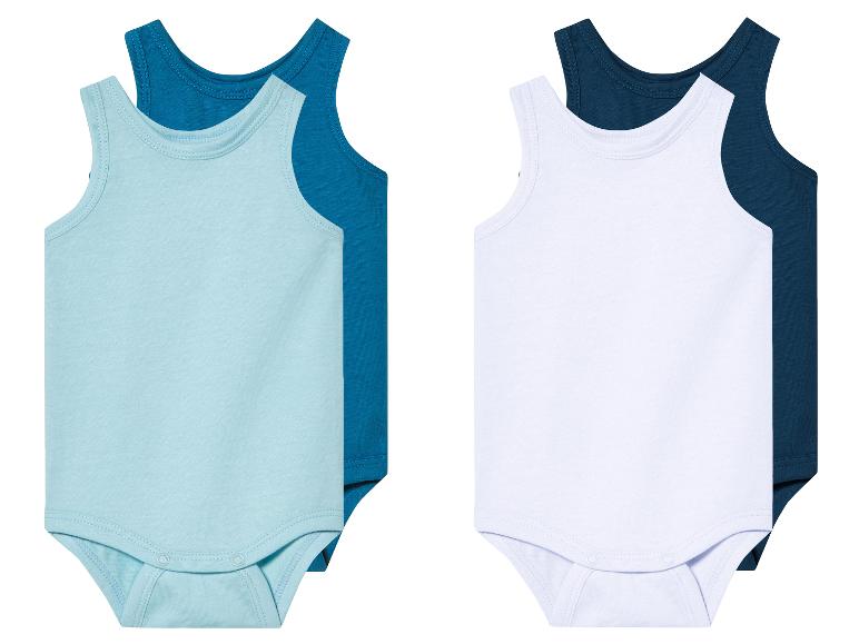 Deux bodies bébé, un bleu clair et un blanc, avec un autre body bleu foncé et un autre bleu marine.