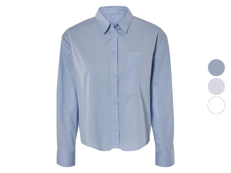 Une chemise bleu clair à manches longues.