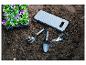 Plants de pensées, outils de jardinage et tapis de jardinage sur la terre.