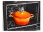 Cocotte en fonte émaillée orange dans un four