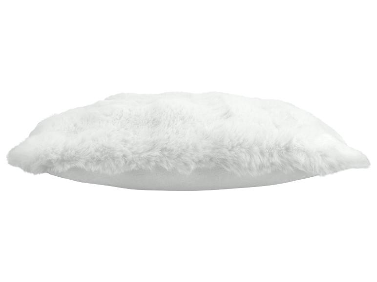 Coussin décoratif blanc en fausse fourrure douce et moelleuse.