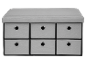 Banc gris avec six tiroirs en tissu.
