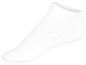Chaussettes blanches basses, style minimaliste.