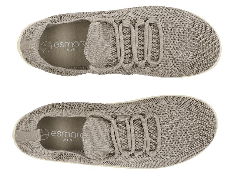 Une paire de chaussures de sport tricotées beiges pour hommes, vue de dessus.