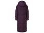 Un long manteau d'hiver violet à capuche.