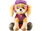 Peluche d'un chien marron en uniforme rose et violet, assis.