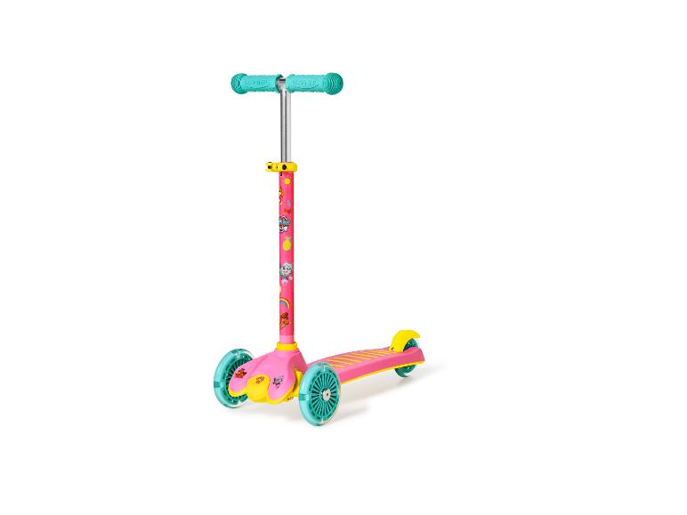 Trottinette rose à trois roues avec personnages de dessins animés et roues turquoise.