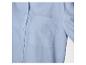 Une chemise bleu clair à boutons et une poche poitrine