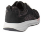 Des baskets noires avec des détails roses.