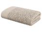 Une serviette de bain douce et beige.