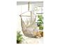 Hamac suspendu beige avec coussins, style bohème chic.