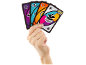 Main tenant des cartes de jeu colorées avec des symboles spéciaux.
