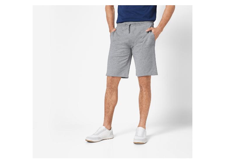 Shorts et baskets gris pour homme.