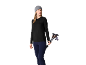 Femme en bonnet gris, haut noir à manches longues et pantalon bleu marine, tenant des bâtons de marche.