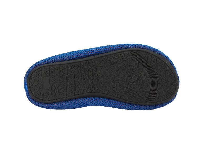 Semelle de chaussure bleue avec motif triangulaire antidérapant sur fond blanc.