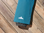 Un pantalon de ski bleu avec un logo de montagnes.